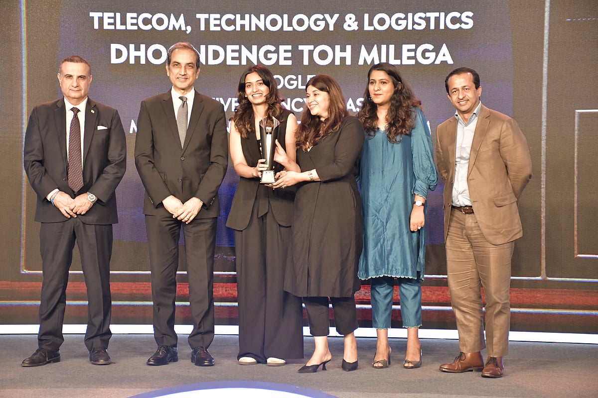 Winning team from Google, Toaster with Presenters Kobbi Shoshani, Consul General, Israel; Rohit Jawa; Neil George, CEO, Abbott India.
